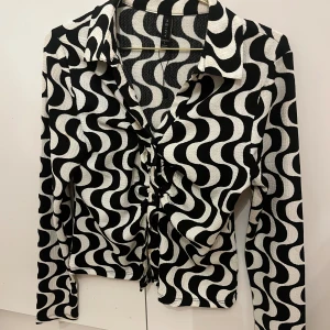 Superfin blus - Endast använd 1 gång så nyskick. Strl L men passar en M  Köparen står för frakten men finns även att hämta i Halmstad/Laholm 🌟