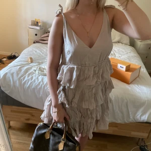 Volang klänning  - Ljusrosa volang klänning!! Jätte gullig 💕💕