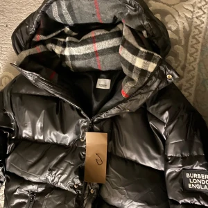 burberry jacka - Jackan är ny har fått den som present o jag gillade inte den   Pris kan tas ner vid snabbäffar 