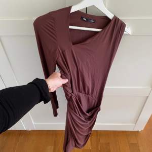 En så snygg brun klänning från zara! Den är enarmad och har en öppen rygg. Tyvärr har denna aldrig kommit till användning då den tyvärr är lite liten för mig då jag brukar ha storlek S. Klänning är i xs och är true to size🥰