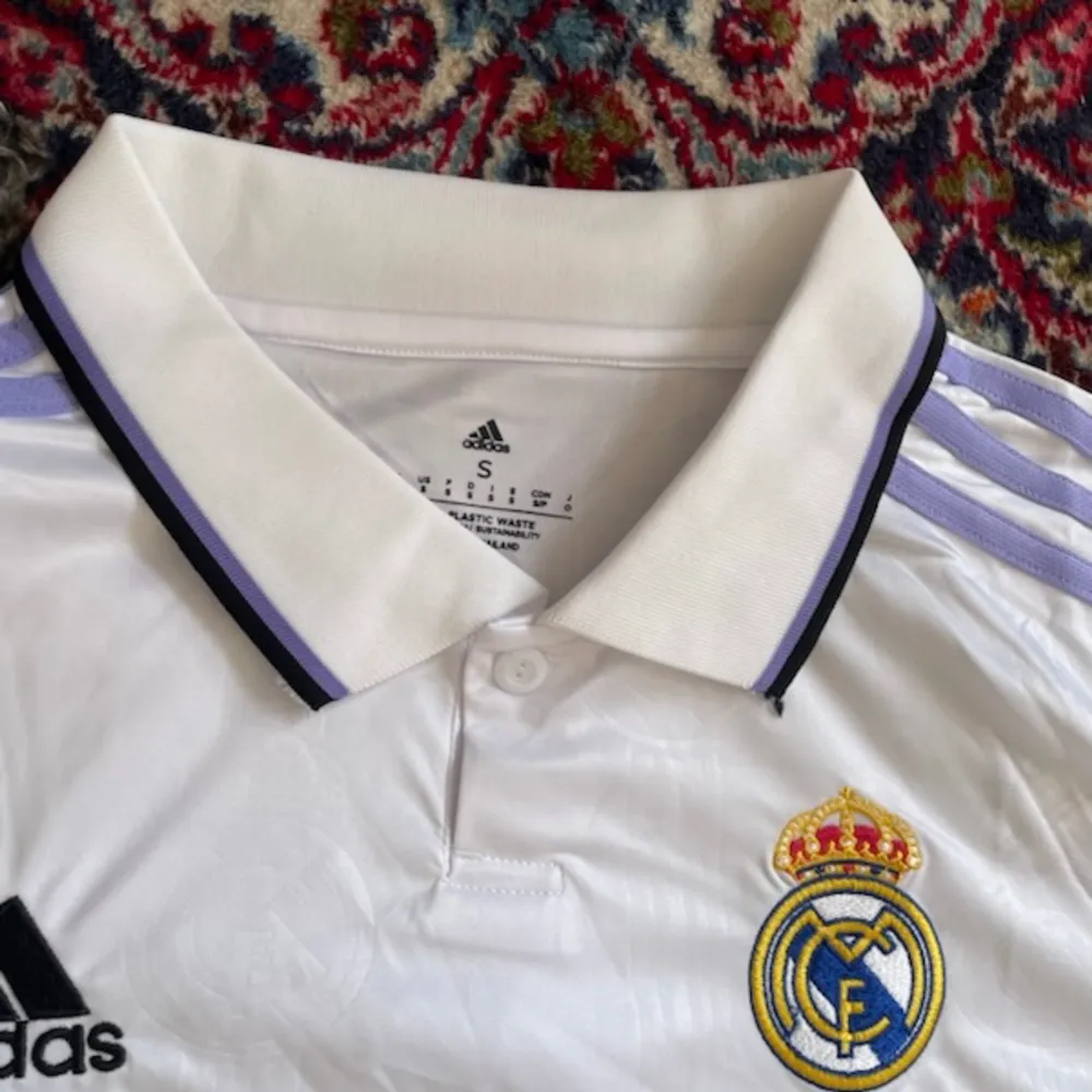 Säljer en real Madrid Jersey i storlek S. Kontakta mig för övriga frågor😊. T-shirts.