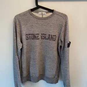 Stone island tröja i kids size, 164 men sitter som XS / S. Använd och defekt på patchen. 