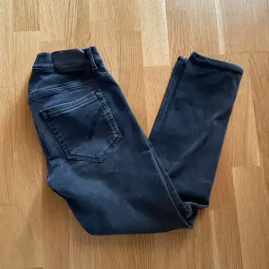 Säljer dessa snygga dondup george jeans storlek 33 med extremt snygg tvätt. Utmärkt skick endast använda vid få tillfällen utan skador. Nypris Ca 3500kr vårt pris endast 1199kr 🤩. Hör av er vid frågor🙌