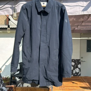 Blå rock vår / sommar - Fin nästan ny blå herr rock. Vatten och vindtät. 