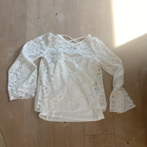 blus - Vit spets blus från Lindex. Inköpt på barnavdelningen i strl 146-152. I vuxen strl motsvarar det xs. Den passar även S och nästan mig i strl M. Spets blusen sitte ihop med ett vitt linne. En liten fläck som knappt syns. Se bild 4. Annars fint skick