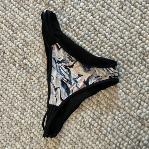 Bikiniunderdel  - Fin underdel med fina detaljer på sidan