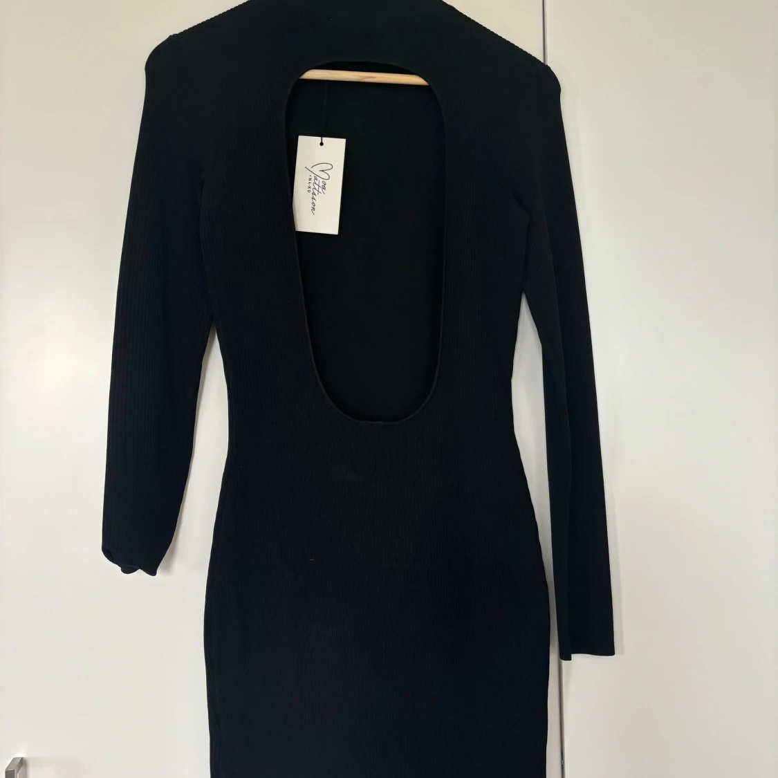 Svart klänning öppen rygg - 90