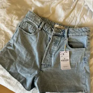 Hej, säljer ett par nya jeans shorts. Stl 38.