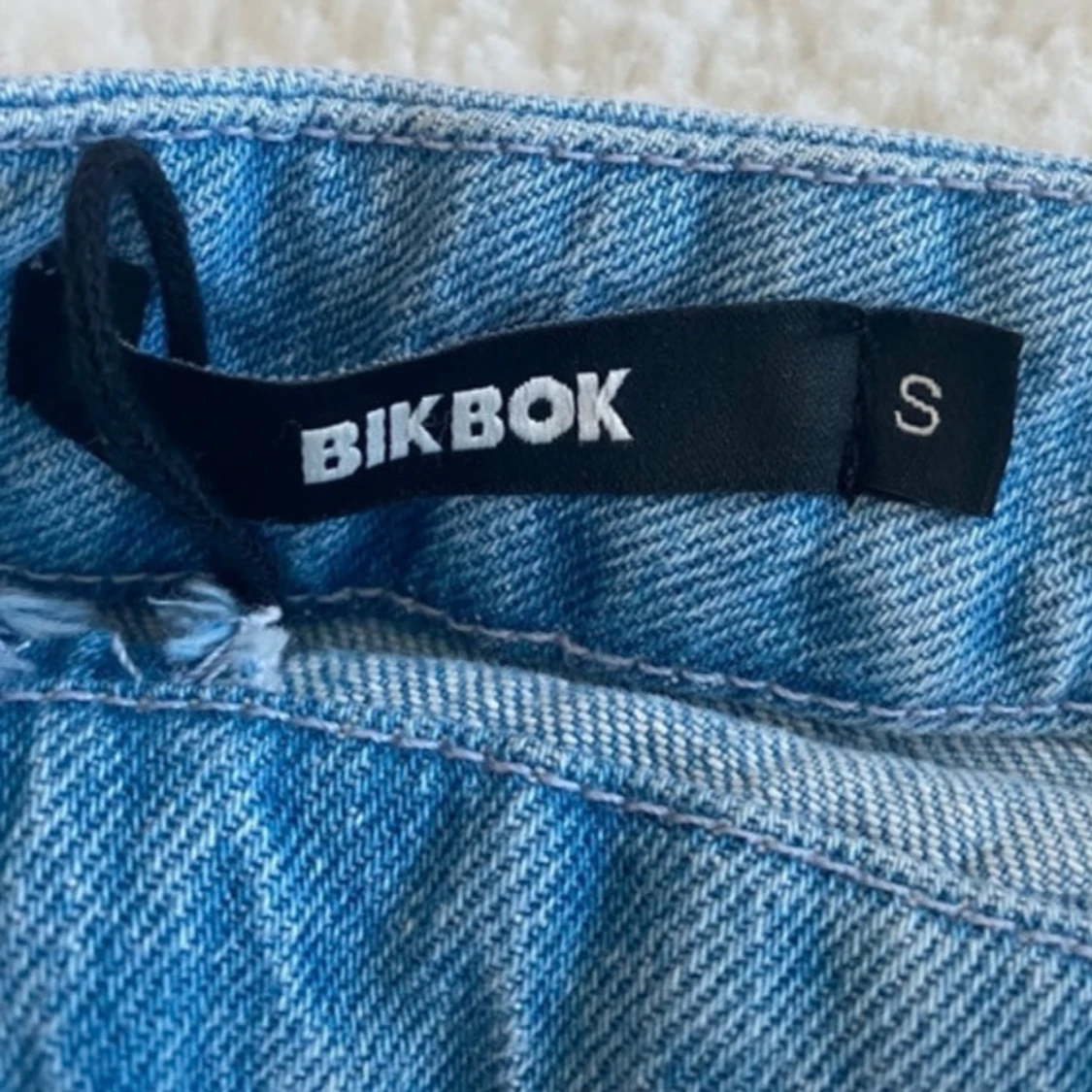 Blå jeanskjol från BikBok