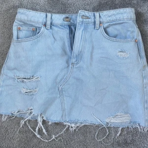 Jeans kjol - Jätte snygg jeans kjol i en ljus blå tvätt, köpt på Vinted och säljer för att den var för liten