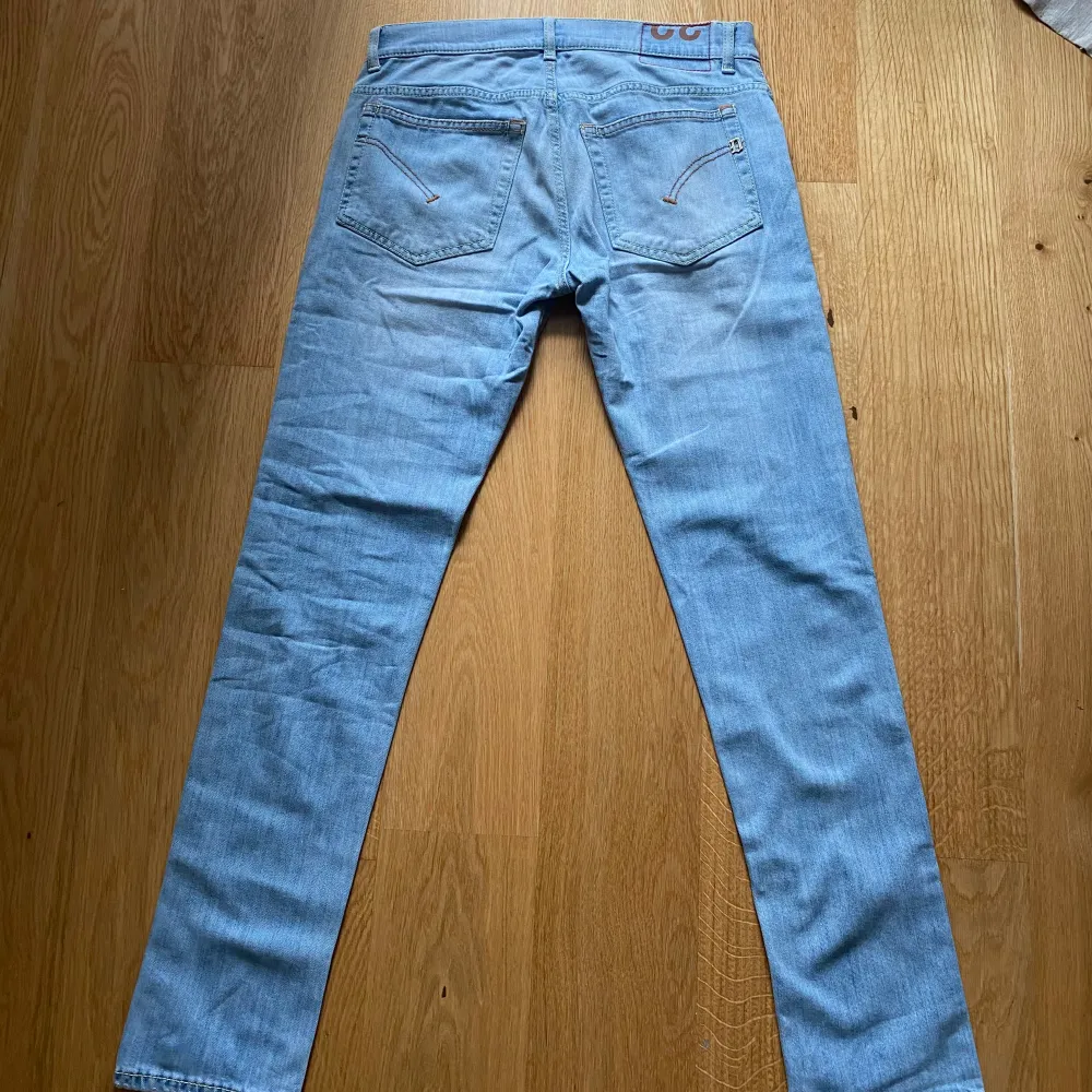 Otroligt snygga dondup jeans med skön passaform😍Modellen är 184cm🤝 nypris 3000:-💸 Priset ej hugget i sten🙈 Hör av dig vid minsta fråga eller fundering//legitsthlmresell. Jeans & Byxor.