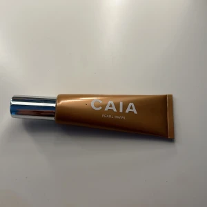 Caia liquid highlighter  - Caia liquid highlighter i färgen Pearl Swirl, använd 2-3 gånger. Är inte helt säker på hur mycket det är kvar, men då den knappt är använd skulle jag gissa cirka 3/4! 
