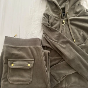 Grönt Juicy couture set - Använd fåtal gånger!  Tröjan är i str M Byxor i L  Nypris för båda 2600kr 