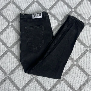 Valentino Garavani Jeans - Asfeta svarta jeans från Valentino Garavani 🔥Använd fåtal gånger, välbevarad, inga defekter ‼️ Storleken är 38 baz skinny, vilket passar för folk mellan 175-186. Stor runt midjan.  Kan inte garantera äkta, hör av er vid frågor eller funderingar 🙏
