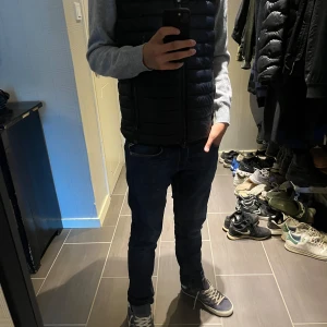 Svart väst - Säljer en svart väst från märket Marco polo nypris är ca 900 och säljer den för 400 den är i mycket bra skick. Plagget är i storlek xs.