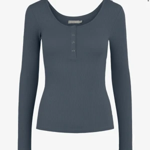 Långärmad tröja med knappar - Säljer min fina tröja från pieces då den tyvärr inte kommer till användning längre. Endast använd ett fåtal gånger och kan variera i storlek då materialet är väldigt stretchigt. Den har inga defekter. Skriv för fler bilder! Tröjan säljs inte längre