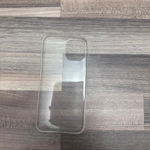 iPhone skal - Ett genomskinligt mobilskal som skyddar baksidan och kanterna på mobilen. Skalet är tillverkat av flexibel plast och har utskärningar för kamera och knappar. Till IPhone 12 pro max 