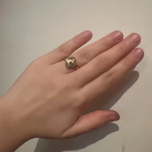 Van cleef ring - En jätte fin van cleef ring i stål så rosatfri knappt användt