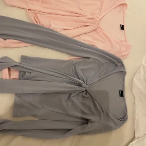 Långärmade med knut - Den rosa är i S och aldrig använd, den blå är i XS och är använd fåtal gånger. Ny pris är 300 kr så jag säljer en för 200 kr men det går att köpa båda tsm💕