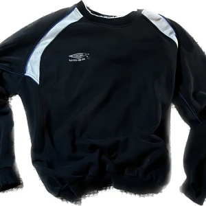 Vintage Umbro Sweater - Vintage 2000-tals umbrotröja sällsynt anständigt💯 anvand med distressing pa krage bra kvalitet varm🥵med ett litet hal i kragen pà ärments😔
