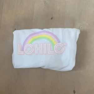 Sweatshirt - Vit lohilo sweatshirt i strl m. Ganska oversized, använd då det finns några defekter ( bild 4 & 5) övrigt bra skick 