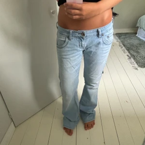 Lågmidjade jeans! - Sjukt najs lågmidjade jeans! Säljer då de är lite för stora på mig. Midjemått: 85cm, innerbenslängd: 82cm
