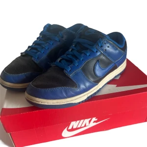 Nike dunk Cobalt - Nike dunks low Cobalt med OG låda. Storlek 40,5 men passar även runt 40/41, riktigt fräscha förutom heel drag som syns på bild 3. 