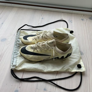 Nike fotbollsskor - Säljer mina ”Nike Air Zoom Mercurial Vapor 15 Elite FG” då jag gett upp på fotbollskarriären. Har ett par för konstgräs också i profilen. De är i  bra skick. Endast spelat nån match i dem. Hör av er vid frågor😇 påsen ingår ej!