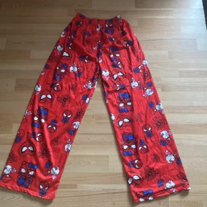 Spiderman/hello Kitty byxor  - Spiderman/hello Kitty byxor stl m fint skick inga fläckar eller skador endast testade ❤️