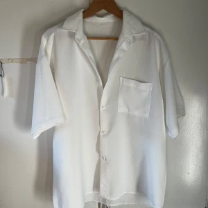 Sommar tracksuit strl.M/L - Skön sommar shorta med shorts väldigt fin material, inte min storlek har aldrig använt de 