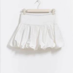 Balloon skirt SLUTSÅLD - Originalpris 400, startbud 350! Köp direkt för 450. Slutsåld & helt oanvänd, råkade beställa två så säljer den ena !! 💞 