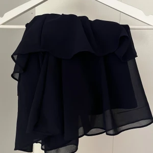 Volangkjol - Volangkjol från Chelsea! Samma kjol som den vita 🌸 I princip oanvänd. 