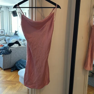 Klänning  - Rosa satin klänning 