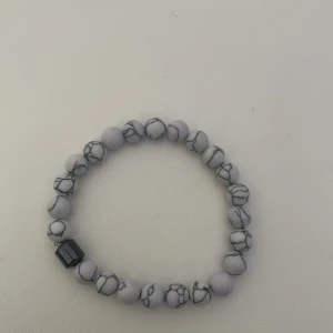 Vitt armband  - Snyggt armband som passar till alla tillfällen ett armband kostar 49 kronor. Skulle du vilja ha ett till vitt eller ett grått kostar det totalt 69 kronor 