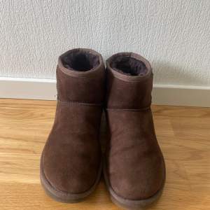 Säljer för att storlek 38 i uggs är för litet för mig. De har använts men är i mycket gott skick. Skorna är inköpta på footway december 2020. 