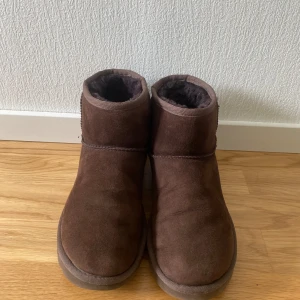 UGGS classic mini - Säljer för att storlek 38 i uggs är för litet för mig. De har använts men är i mycket gott skick. Skorna är inköpta på footway december 2020. 