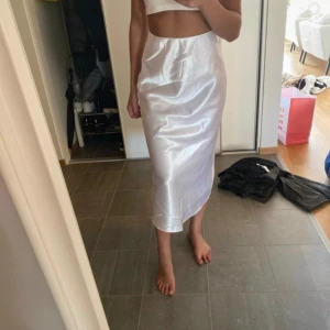 Satinkjol - Vit Satinkjol från Gina , använd 1 gång 