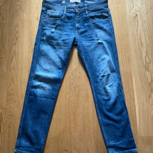 Replay anbass jeans -  Sjukt snygga Replayjeans med sliten design😍 Nypris 1700:- 💵 Skick 10/10✅ Hör av dig vid minsta fråga eller fundering//Legitresell 
