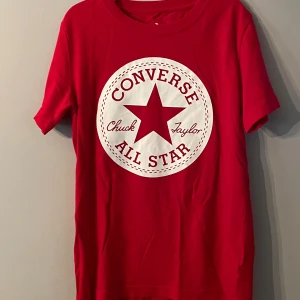 Converse T-shirt  - Jättefin converse T-shirt i storlek 140-152, passar xs. Tryck på ryggen , mycket bra skick 🩷