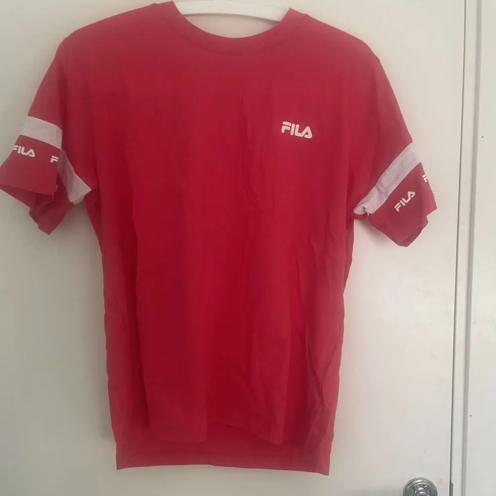 Röd fila t-shirt. Aldrig använd har fortfarande lappen kvar. Säljs ej längre på nätet. Kan diskutera pris.. T-shirts.