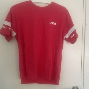 Röd t-shirt  - Röd fila t-shirt. Aldrig använd har fortfarande lappen kvar. Säljs ej längre på nätet. Kan diskutera pris.