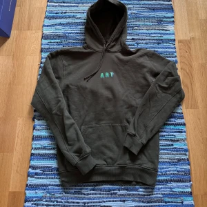 Hoddie - Snygg Hoddie från Carlings, märket Valient!! Helt nu och har använts typ 2 ggr av mig. Säljs endast pga den inte passar mig! 🫶🏻🫶🏻 hör gärna av er vid frågor eller intresse! 