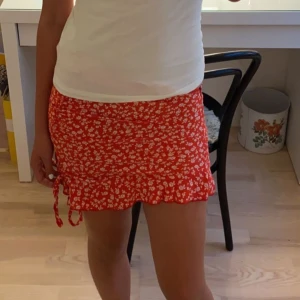 Söt röd kjol - Röd kjol me blommor säljes pga att den inte passar.💞