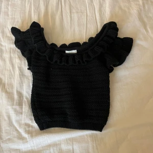 Virkad topp - Säljer denna virkade toppen ifrån H&M. Knappt använd, därav i nyskick 