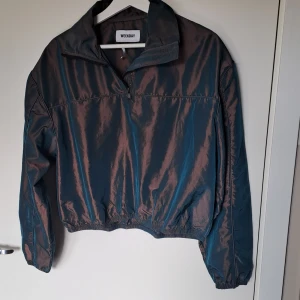 Croppad jacka - Säljer min croppade, tunna skaljacka i en skimrande, grönaktig nyans! 