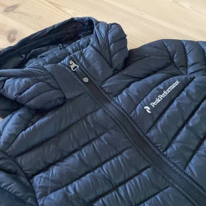 Peak jacka - Superfin jacka ifrån peak som passar bra på hösten, tyvärr för liten. Vänster ficka ör lite trasig men är säkert lätt att fixa , nypris runt 2000
