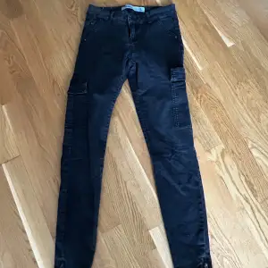 Jeans som är grå/svarta med fickor på sidorna likt cargo byxor. Skinny jeans. Köpta i England på next. Passar xs