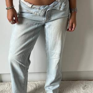 Säljer ett par weekday jeans men tyvärr är lappen baktill borttagen. Fina att styla antingen neeknäppt för lowwaist eller knäppt för highwaist. De är väldigt baggy. 