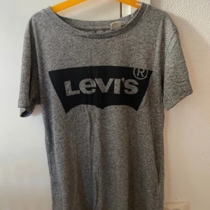 Levi’s T-shirt - Säljer denna Levi’s T-shirt då den ej kommer till användning längre🫶🏼Bra skick