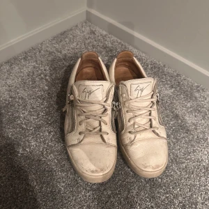 Giuseppe zanotti - Hyfsat skick box ingår tyvärr ej 